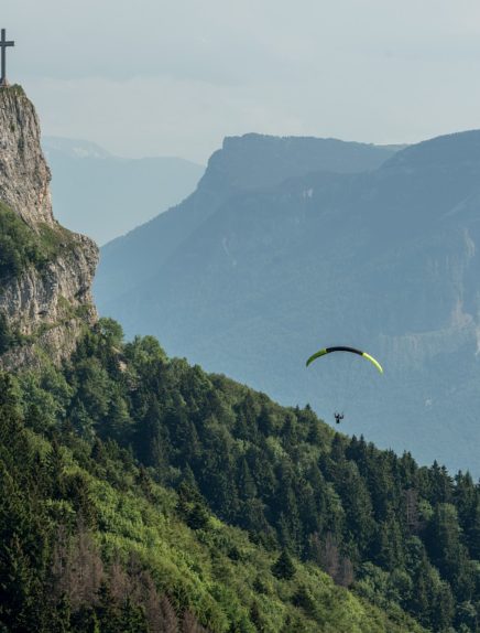 La croix du Nivolet depuis le Plateau Sud
