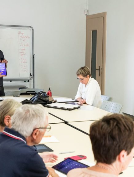 Initiation à l’ordinateur : Découverte du bureau, connexion au wifi, faire une recherche internet